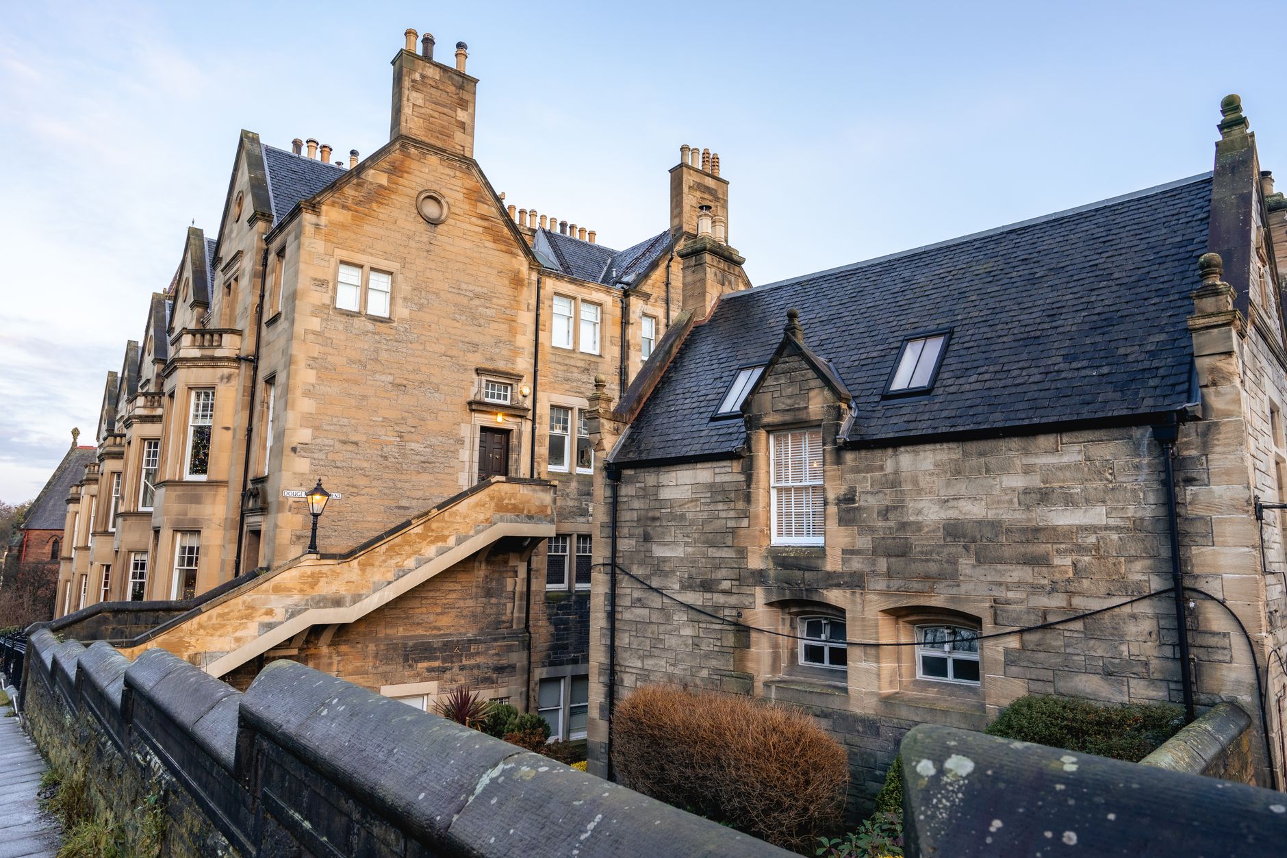The Amber Walls of Edinburgh’s Old Town: Why Sandstone Turns That Particular Gold and What It Is Actually Coated With